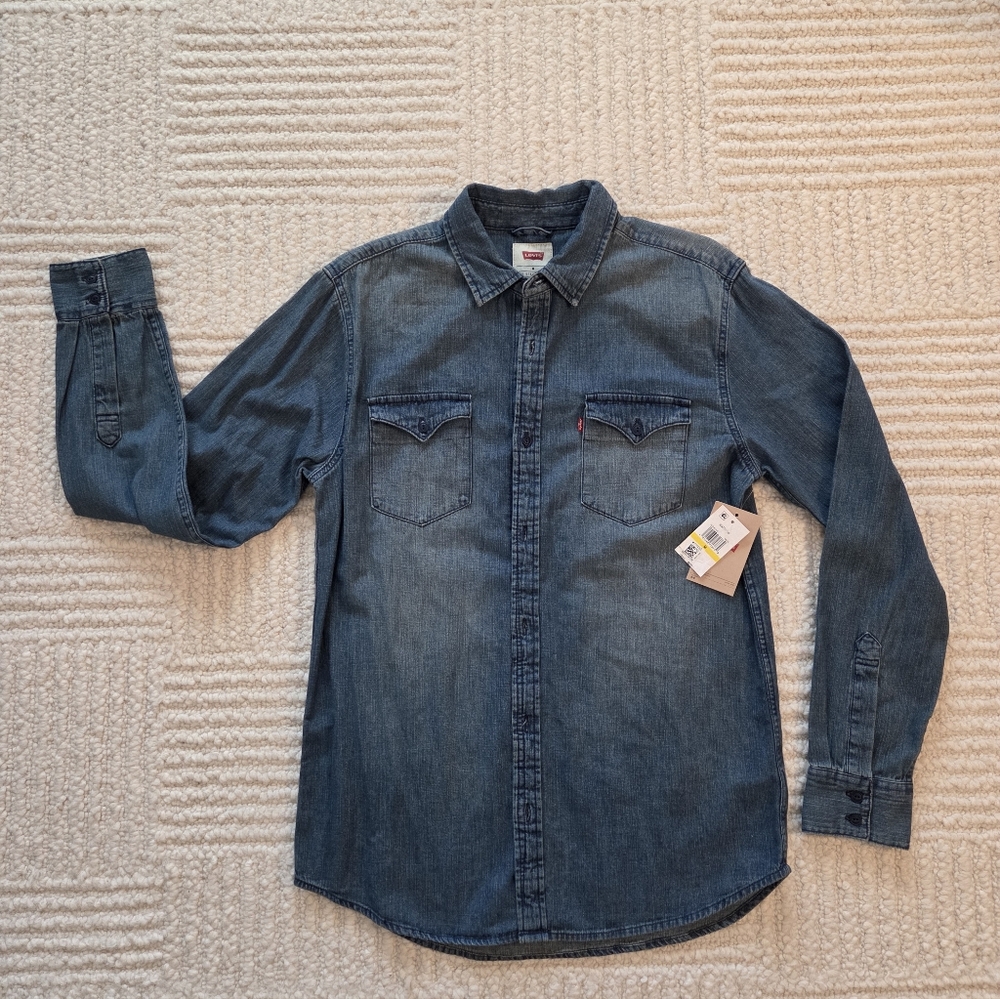 New With Tags Size Medium Men's Levi's Denim Long Sleeved Button Shirt